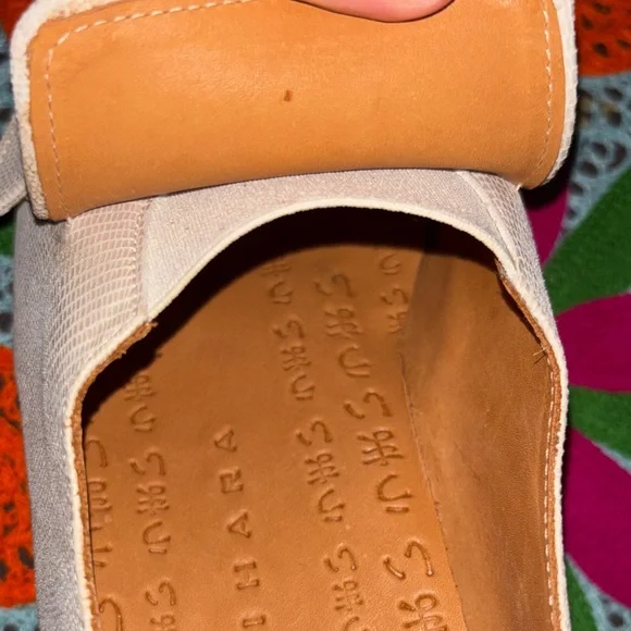 Chie Mihara Hellin Cream Flats with Gold Detail - Picture 9 of 11